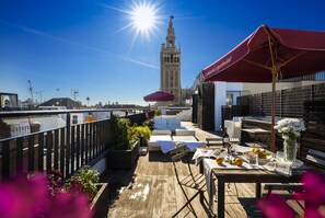 Outdoor dining - Gorgeous Apartment with Swimming Pool and Cathedral View (Sevilla)