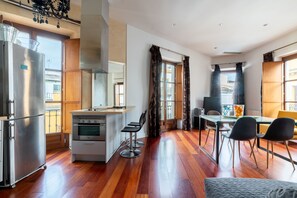 Dining tables - Gorgeous Apartment with Swimming Pool and Cathedral View (Sevilla)