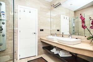 Shower, hair dryer, bidet, towels - Gorgeous Apartment with Swimming Pool and Cathedral View (Sevilla)