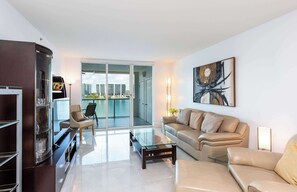 TV, offices - Le Marina Bay 801 STR-01477 (Sunny Isles Beach)