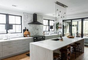 冷蔵庫、電子レンジ、オーブン、コンロ