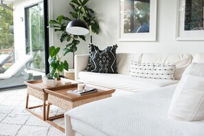 スマートテレビ、暖炉、書庫、ステレオ