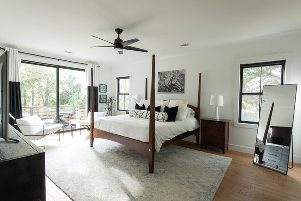 6 bedrooms, desk, iron/ironing board, travel crib