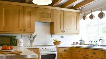 Geladeira, micro-ondas, fogão, torradeira