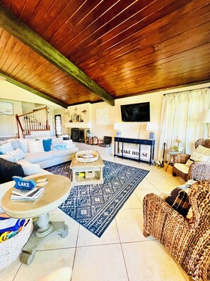 Smart-TV, Kamin, Videospiele, Bücher