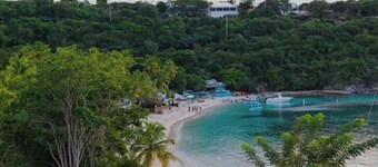 Amazing View, 3 Bed Renovated, AC, Generator