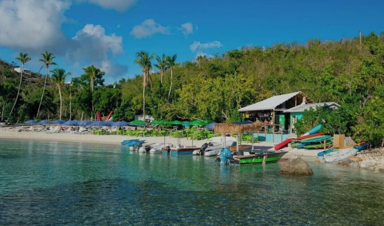 Una spiaggia nelle vicinanze