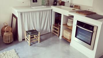 Een koelkast, een microgolfoven, een oven, een kookplaat