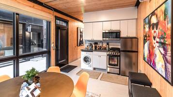 Frigorífico, microondas, horno y placa de cocina