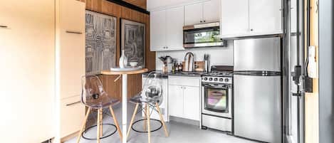 Refrigerador, microondas, horno y parrilla de estufa