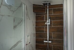 Shower, hair dryer, towels, soap - Cosy, king apartment + Free parking (Canterbury)