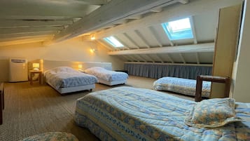 3 dormitorios, escritorio, tabla de planchar con plancha y cuna de viaje