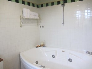 Badewanne, Haartrockner, Handtücher