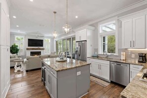 ثلاجة، ميكروويف، فرن، موقد طهي مسطح