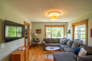 Smart-TV, Videospiele, DVD-Player, Tischfußball