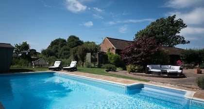 Luxury Country Cottage with Access to Swimming Pool