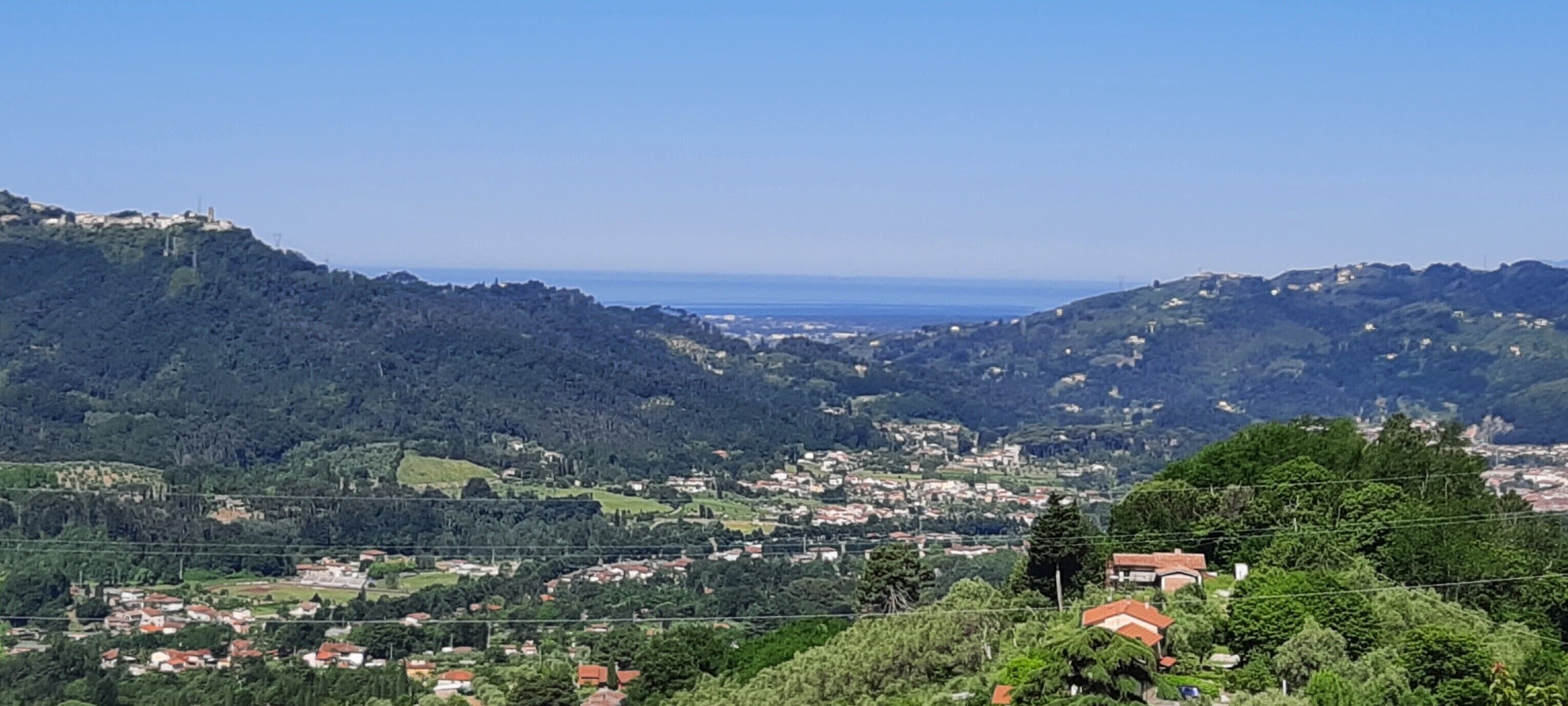 Vista panorámica de un paisaje montañoso con un pueblo en el valle.