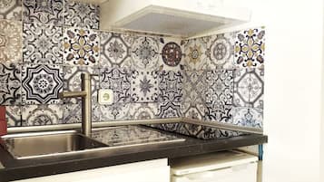 Refrigerador, parrilla de estufa, cafetera y tetera y tetera eléctrica