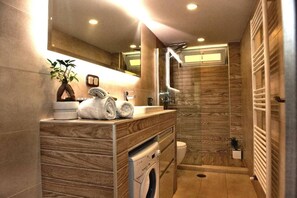 Apartment | Bathroom | Shower, towels