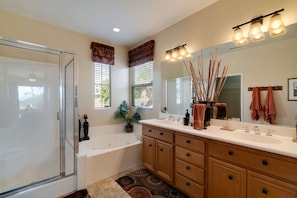 Combined shower/bathtub, jetted bath, hair dryer, towels