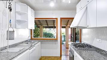 Réfrigérateur, four, lave-vaisselle, cafetiÚre/bouilloire