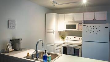 冰箱、微波炉、烤箱、炉灶