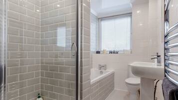 City Apartment, Private Bathroom, Garden View (Peaceful Ferryhill) | Bathroom