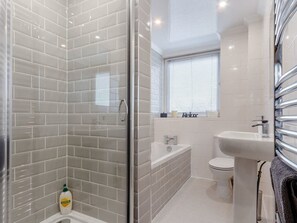 City Apartment, Private Bathroom, Garden View (Peaceful Ferryhill) | Bathroom - City Apartment With Rural Charm (Aberdeen)