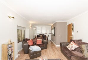 City Apartment, Private Bathroom, Garden View (Peaceful Ferryhill) | Lounge - City Apartment With Rural Charm (Aberdeen)