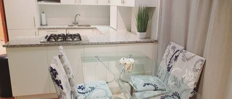 冷蔵庫、電子レンジ、オーブン、コンロ