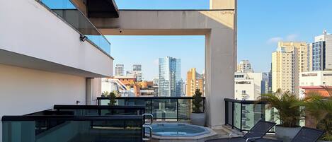 Outdoor pool, open 8:00 AM to 10:00 PM, pool loungers