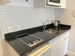 Standard Room, 1 Bedroom | Private kitchen | Fridge, microwave, stovetop, coffee/tea maker - Apartamento Conforto - Itaim Bibi (São Paulo)
