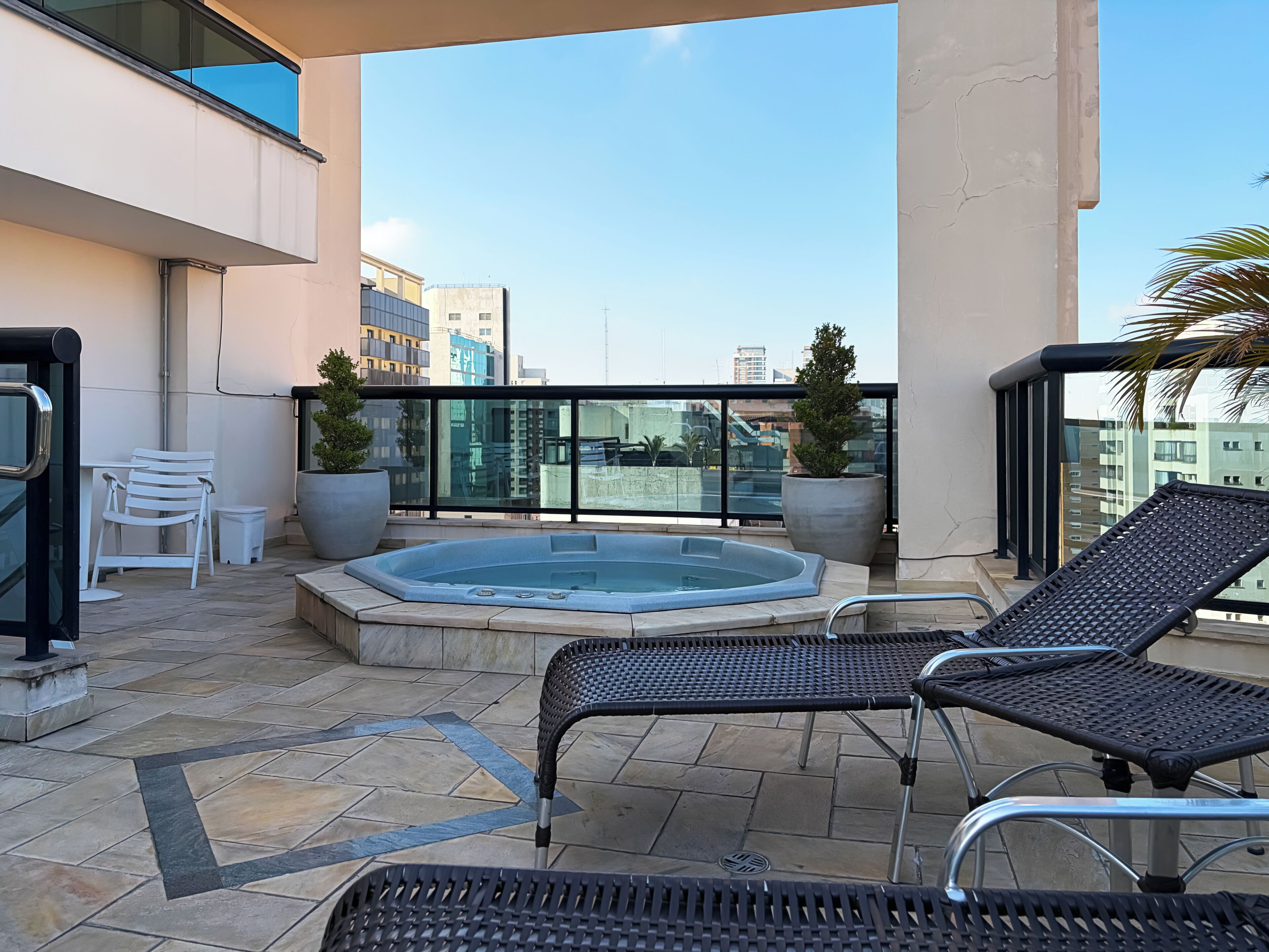 Piscine extérieure, chaises longues