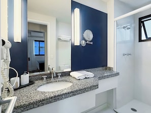 Standard Room, 1 Bedroom | Bathroom | Shower, hair dryer, soap, shampoo