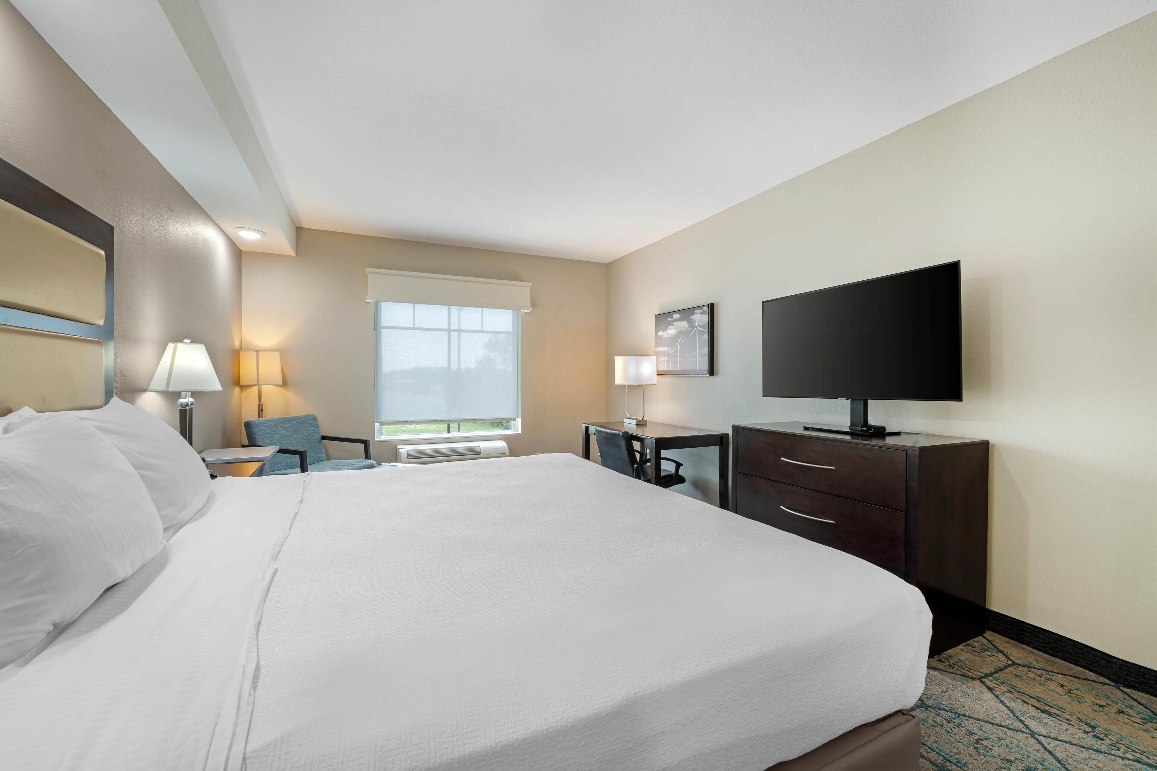 standard room, 1 king bed, non smoking, refrigerator & microwave (walk-in shower) | 1 bedroom, desk, laptop workspace, iron/ironing board