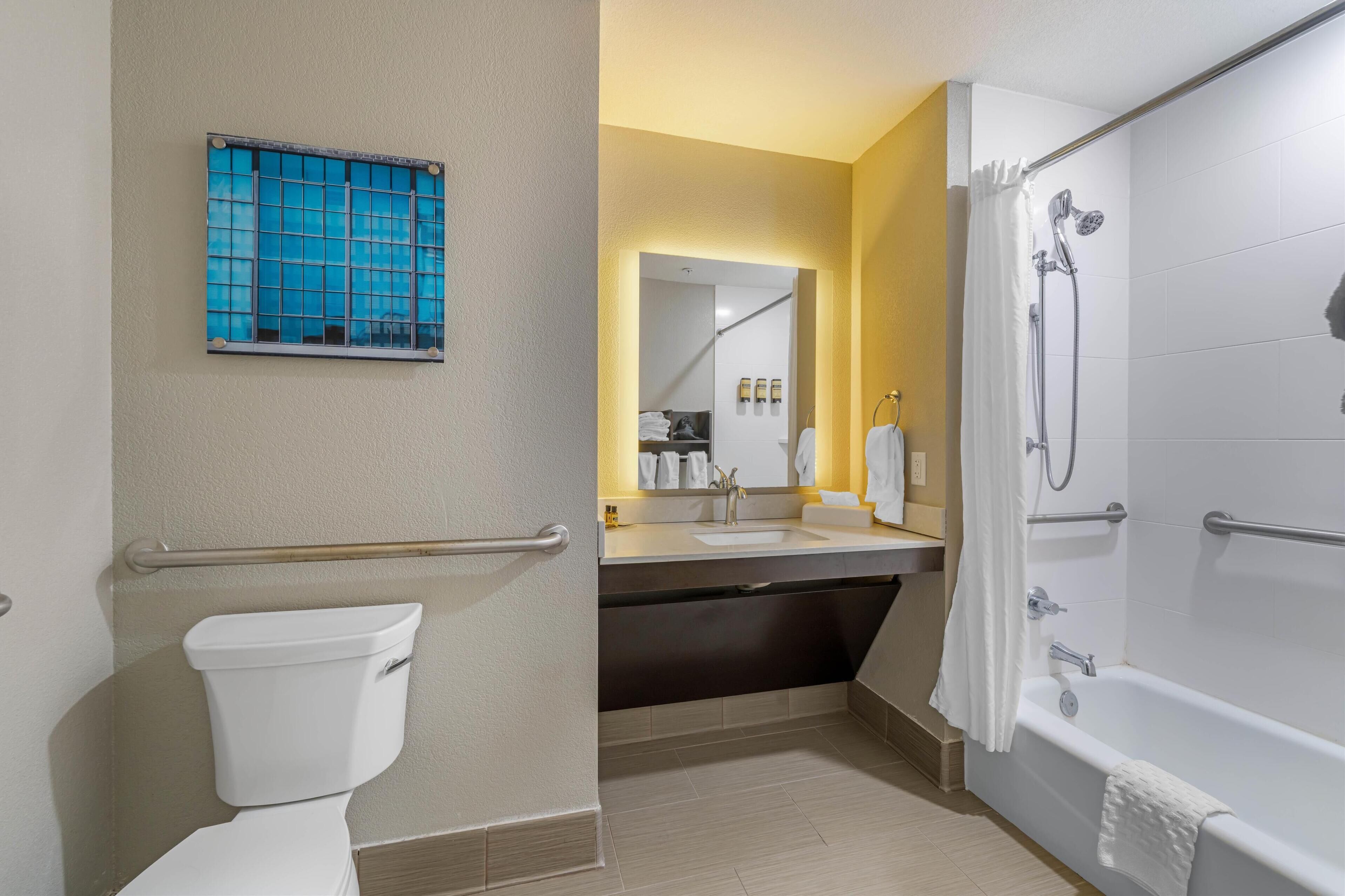 Un baño moderno con inodoro, lavamanos y bañera.