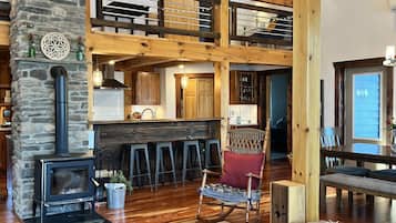 TV connectée, baby-foot, table de tennis de table, livres