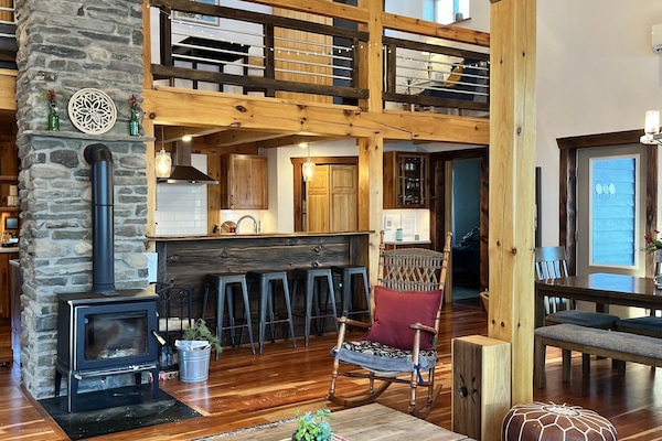 Smart TV, futbolito, mesa de ping pong, libros