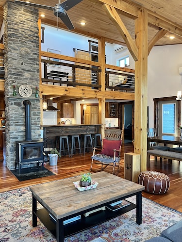 Custom Finger Lakes home near Ithaca with hot tub 