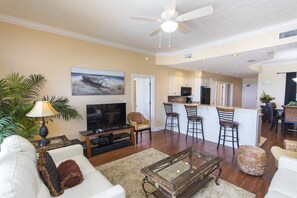 公寓客房, 多張床, 陽台 | 客廳 | 電視