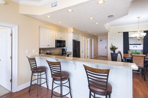 Huoneisto, useita sänkyjä, parveke | Yksityinen keittiö | Jääkaappi, mikroaaltouuni, liesi, astianpesukone