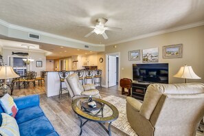 Apartment, Mehrere Betten, eigener Pool | Wohnbereich | 32-Zoll-Flachbildfernseher mit Kabelempfang, Fernseher