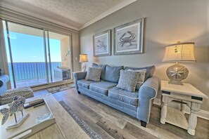 Huoneisto, useita sänkyjä, yksityinen uima-allas | Olohuone | 32–tuumainen taulutelevisio, jossa kaapelikanavat