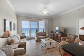 公寓式客房, 多张床, 私人游泳池 | 客厅 | 32-英寸电视（配备有线频道）