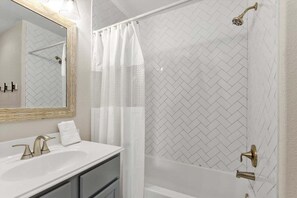 Combined shower/bathtub, hair dryer, towels