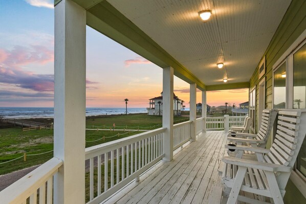 Terrace/patio - Beachfront + Pool: 5 bdrm-Fire Pit-Deck-Hot Tub (Crystal Beach)