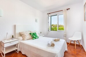 3 slaapkamers, een strijkplank/strijkijzer, wifi, beddengoed