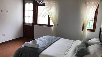 3 chambres, fer et planche à repasser, Wi-Fi gratuit, draps fournis