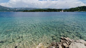 A clear coastal view with rocky shoreline and distant mountains. - Holiday Home Maćus-One Bedroom Apartment with Balcony (Kolocep)