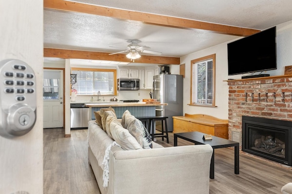 Smart TV, lareira, pebolim, mesa de pingue-pongue